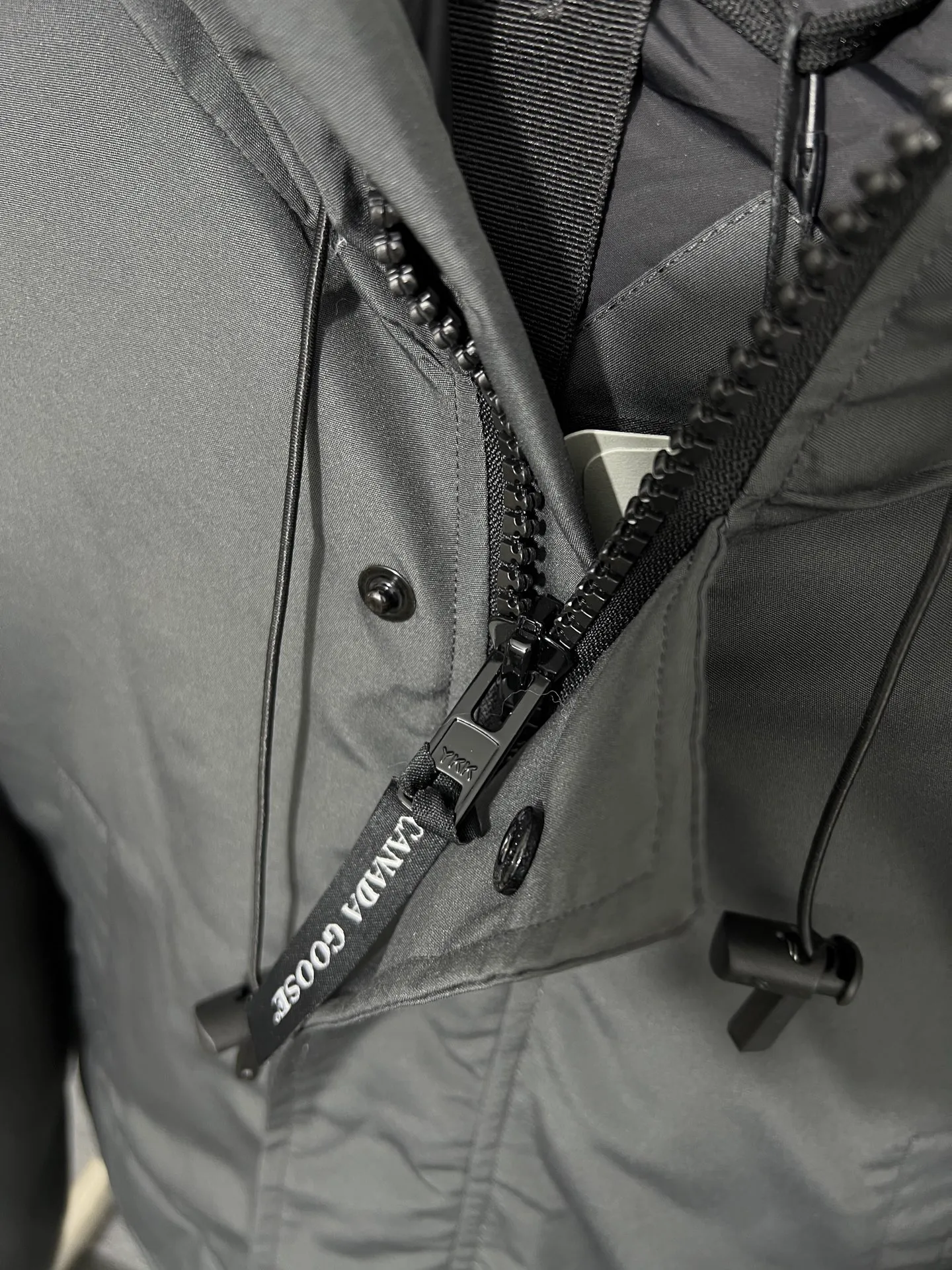 P720 🆕Top version! Comes with a tote bag! Chip version💰𝑪𝒂𝒏𝒂𝒅𝒂 𝑮𝒐𝒐𝒔𝒆/Canada Goose Chilliwack Goose 01 bomber jacket down! The top original replica version refers to the highest version in China currently (there is no one) ⚠️Note: There is no foundry in China! ! ! Saying it is original order, ZP goods, pure original goods, etc. is just a gimmick by some peers. Do not be deceived!  ⚠️Note: The latest version of this year’s authentic product has a strap (the latest version can be bought at the newly opened Galeries Lafayette Canada Goose counter in Beijing) ⚠️Note: (The authentic product does not have blue wash marks this year) Version comparison introduction 1⃣️Top replica: Made of 18-count polyester-cotton blended fabric imported from South Korea (authentic synchronized fabric), national standard 90 white duck down, western Canadian coyote hair 2⃣️Mid-range version: Made of domestically produced 21-count polyester-cotton fabric, 50% standard white duck down, Eastern Canada coyote hair, top original goose analysis Analysis 1 (wolf hair): All customers are guaranteed to receive a fur collar that is grayer than the original color. Each wolf hair is 55cm long and 14cm wide, all made from wild first-grade gray wolf skins in western Canada! Analysis 2 (Trademark): We use dyed embroidery thread to truly achieve 100% reproduction of the trademark, ensuring that the embroidery thread is exactly the same as ZP, with zero color difference and 100% reproduction of the map letters! (We can guarantee that no one in our industry is more attentive and professional than us!) Analysis 3 (fabric): As we all know, the Canada Goose ZP fabric in previous years was a 21-count polyester-cotton washed, calendered and brushed fabric that was relatively hard. Last year and this year, dozens of authentic products purchased were all made of 18-count pure cotton fabrics, and we finally decided to use 18-count polyester cotton! (ZP synchronized fabric) Analysis 4 (Accessories): Domestic exclusive version of Velcro, one to one Y-shaped double hook original Velcro, YKK zipper, exclusive original workmanship of washed threaded down jacket!  Authentic products are not 100% perfect and flawless. Authentic products also have velvet hair loss, and most of the authentic wolf fur is mainly eastern yellow wolf fur. (Because our wolf skins are all auctioned at the same auction house as authentic products) There is an auction list to prove it.  At the same time, I will teach you a trick: buy an authentic product from Tmall, buy a piece of clothing from a merchant you trust at the same time, and come back to compare the details. ⚠️ Remember you get what you pay for! Don't be greedy for small gains, or you will suffer big losses! Color: Black Navy Beige Graphite Gray Royal Blue Size: XS S M L 54 120 84 79 140-160 XL 56 124 86 81 160-180 XXL 58 128 88 83 180-200